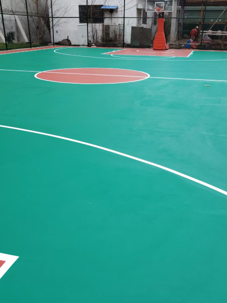 瓮安 球场长期使用易出现地面开裂